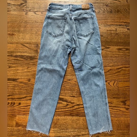 Hollister Ultra High-Rise Mom Jean with Frayed Hem, size 26 S - Picture 2 of 3